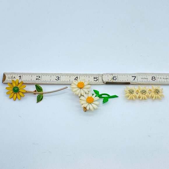 Vintage Set of 3 Daisy Brooch Floral Enamel Gold Tone Green Plastic Pin Trio - Picture 9 of 14